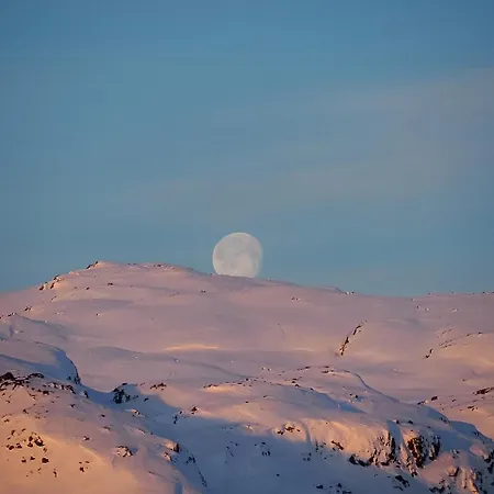 Bright And Modern Cabin, With Great Mountain View בית נופש